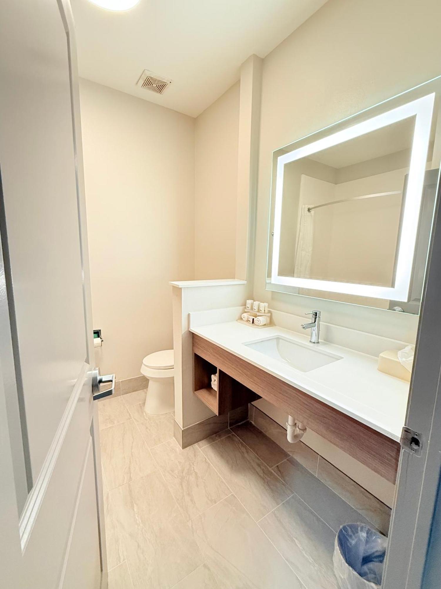 Holiday Inn Express Kenedy By Ihg Kültér fotó