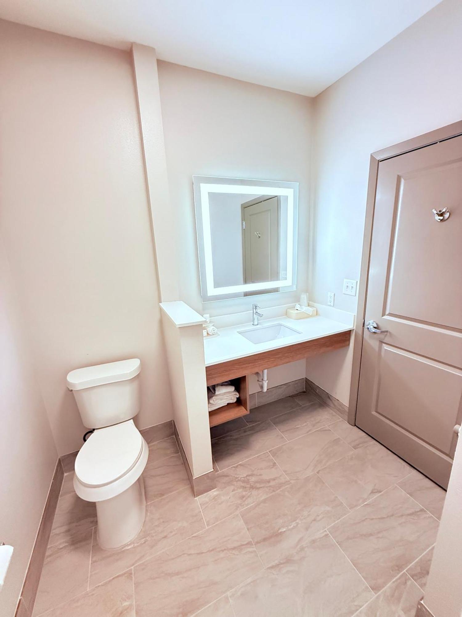 Holiday Inn Express Kenedy By Ihg Kültér fotó