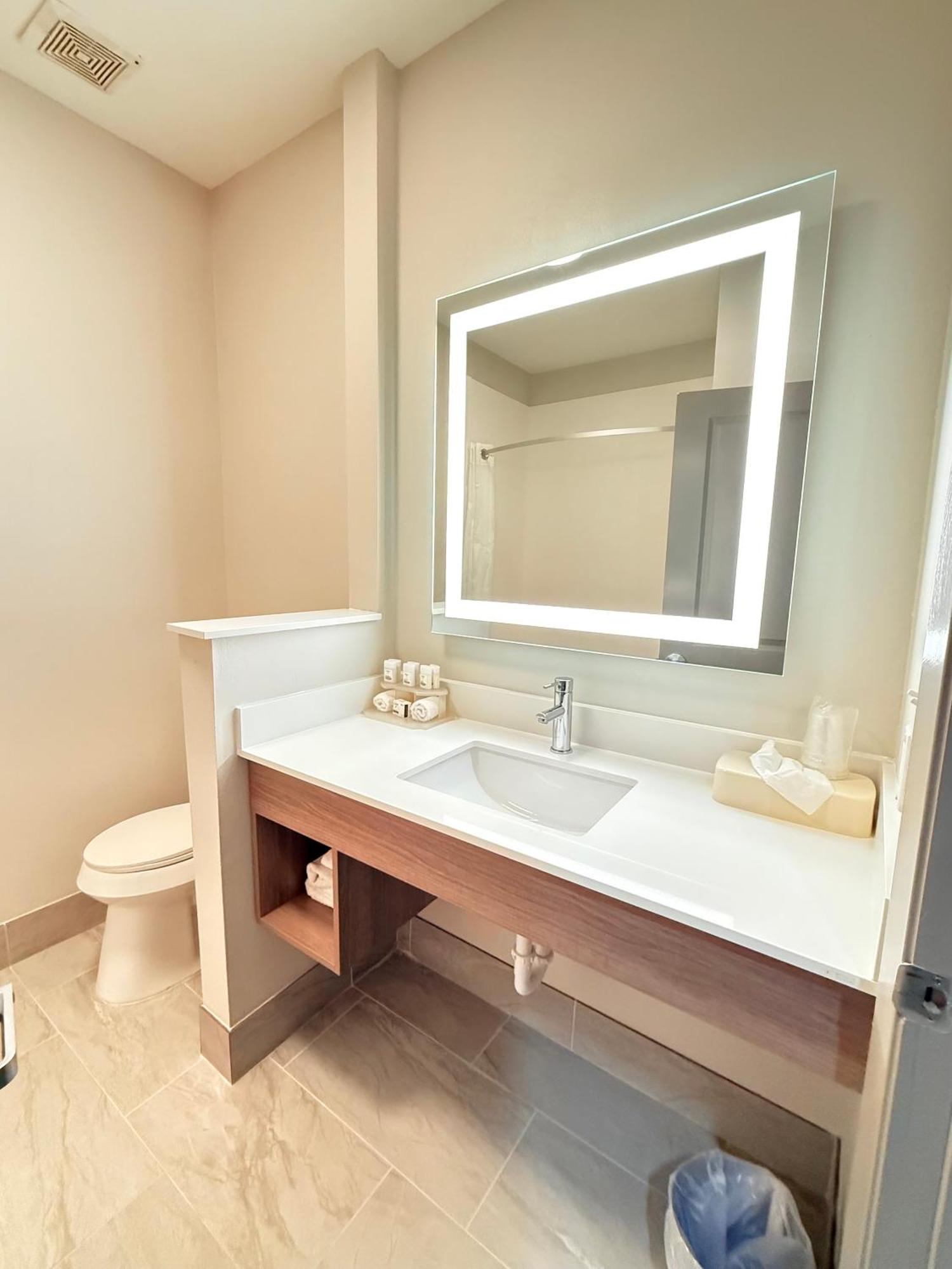 Holiday Inn Express Kenedy By Ihg Kültér fotó
